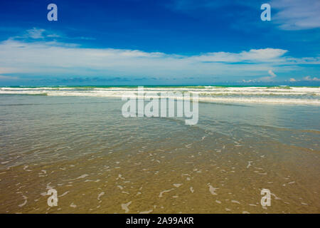 Onde in rotolamento come la marea ebbs fuori su una tarda mattina nell'Oceano Indiano a Cable Beach, Broome ,North Western Australia in estate stagione umida . Foto Stock