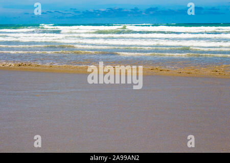 Onde in rotolamento come la marea ebbs fuori su una tarda mattina nell'Oceano Indiano a Cable Beach, Broome ,North Western Australia in estate stagione umida . Foto Stock