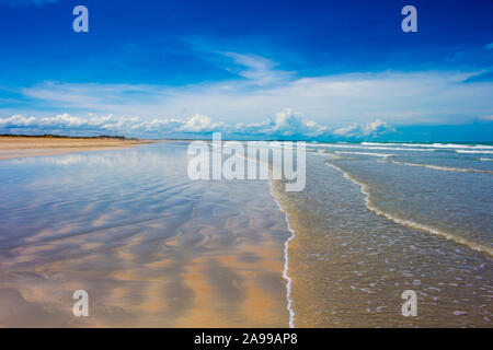 Onde in rotolamento come la marea ebbs fuori su una tarda mattina nell'Oceano Indiano a Cable Beach, Broome ,North Western Australia in estate stagione umida . Foto Stock