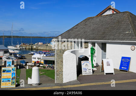 Tour di segni, Baltimore Village, County Cork, Irlanda Foto Stock