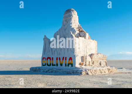 La Bolivia il Dakar Rally monumento al Salar de Uyuni (sale di Uyuni piane) al tramonto, Bolivia. Foto Stock