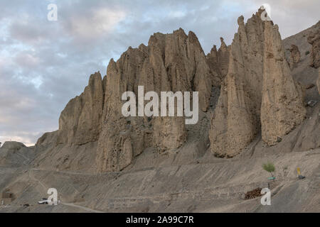 Superficie Moonland e montagne rocciose, Spiti, Himachal Pradesh, India Foto Stock