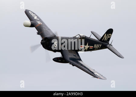 Una guerra mondiale II era F4U Corsair esegue al 2012 Cleveland Airshow internazionale in Cleveland, Ohio. Foto Stock