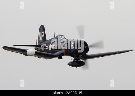 Una guerra mondiale II era F4U Corsair esegue al 2012 Cleveland Airshow internazionale in Cleveland, Ohio. Foto Stock