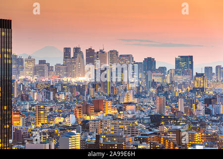 Tokyo, Giappone cityscape di Shinjuku e Mt. Fuji in lontananza al crepuscolo. Foto Stock