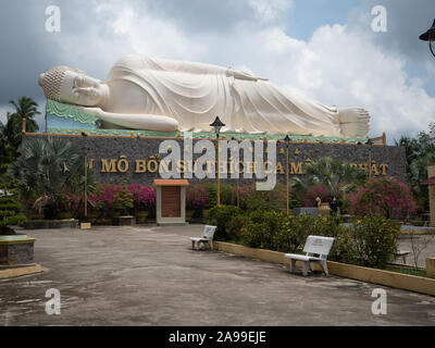 Gigante Buddha reclinato di Vinh Trang Chua tempio vicino My Tho in Vietnam meridionale del Delta del Mekong. Foto Stock