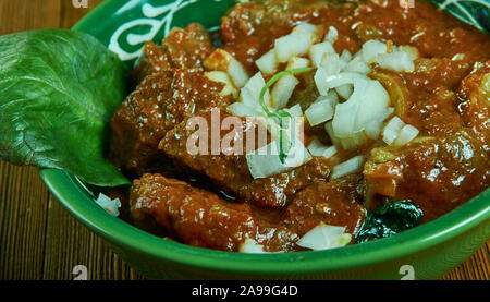 Birria de res estilo Jalisco, autentico stufato di manzo con un arrosto di manzo, acqua, essiccato Cile da Jalisco, Messico Foto Stock