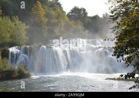 Vista panoramica delle belle cascate di Krka in Croazia Foto Stock