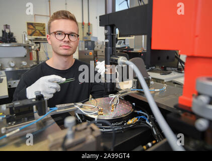 06 novembre 2019, Brandeburgo, Francoforte (Oder): Joost Wartena, microtechnologist presso l'Instituto Leibniz per le Innovative Microelectronics (IHP), siede alla semi-automatica stazione SONDA PA200 su cui una fetta viene posta. Ogni anno il Brandeburgo Le Camere di Commercio e Industria selezionare i loro migliori allievi. In Oriente il Brandeburgo questo tempo è Joost Wartena. Ha imparato il mestiere di microtechnologist non solo con risultati brillanti, ma anche più velocemente del previsto. Foto: Patrick Pleul/dpa-Zentralbild/ZB Foto Stock