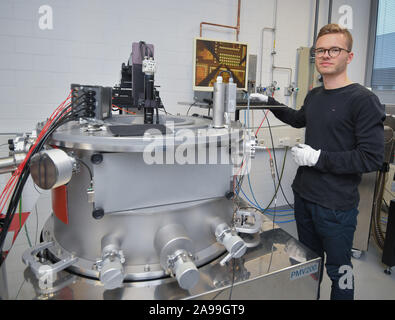 06 novembre 2019, Brandeburgo, Francoforte (Oder): Joost Wartena, microtechnologist presso l'Instituto Leibniz per le Innovative Microelectronics (IHP), sorge accanto alla camera da vuoto PMV200. Ogni anno il Brandeburgo Le Camere di Commercio e Industria selezionare i loro migliori allievi. In Oriente il Brandeburgo questo tempo è Joost Wartena. Ha imparato il mestiere di microtechnologist non solo con risultati brillanti, ma anche più velocemente del previsto. Foto: Patrick Pleul/dpa-Zentralbild/ZB Foto Stock