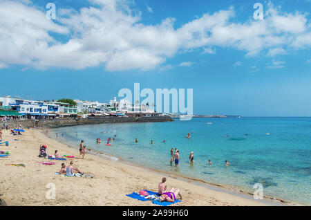 Lanzarote,isole Canarie, Spain-September,1 2018.i turisti a prendere il sole sulla Playa Blanca Beach sul lato sud di Lanzarote. Foto Stock