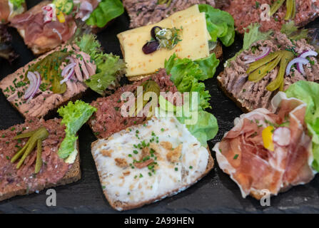 Dresden, Germania. Xiii Nov, 2019. I sandwich e rabboccato con prodotti regionali sono collocati su una lista all'AfD conferenza stampa in stato sassone in parlamento. Credito: Robert Michael/dpa-Zentralbild/dpa/Alamy Live News Foto Stock