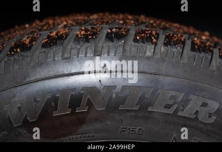 Dresden, Germania. Xiii Nov, 2019. La parola inverno può essere letta su un pneumatico invernale. Credito: Robert Michael/dpa-Zentralbild/dpa/Alamy Live News Foto Stock