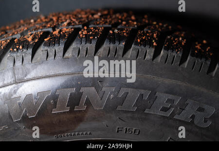 Dresden, Germania. Xiii Nov, 2019. La parola inverno può essere letta su un pneumatico invernale. Credito: Robert Michael/dpa-Zentralbild/dpa/Alamy Live News Foto Stock