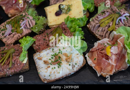 Dresden, Germania. Xiii Nov, 2019. I sandwich e rabboccato con prodotti regionali sono collocati su una lista all'AfD conferenza stampa in stato sassone in parlamento. Credito: Robert Michael/dpa-Zentralbild/dpa/Alamy Live News Foto Stock