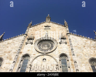 Como, Lombardia, Italia - 24 Agosto 2019 : basso angolo di vista della bellissima Cattedrale di Como (noto anche come Santa Maria Assunta , Duomo di Como) facciata ho Foto Stock