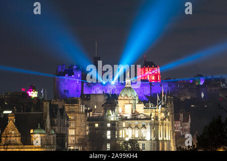 Il "Castello di luce' festival invernale lancio al Castello di Edimburgo. Il dopo-ore manifestazione vedrà il 900-anno-vecchio castello trasformato da una serie di risalti, luci colorate e fasci laser per tutto novembre e dicembre. Foto Stock
