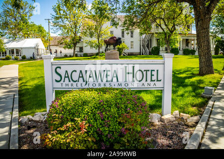 Tre Forchette, MT, Stati Uniti d'America - 5 Giugno 2019: un tre stelle Sacajawea Hotel lungo la città Foto Stock