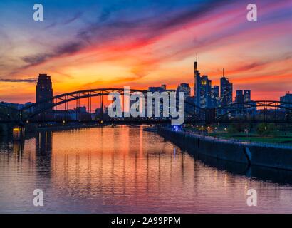 Skyline di Francoforte davanti al tramonto con grattacieli illuminati e riflessi nelle principali, Frankfurt am Main, Hesse, Germania Foto Stock