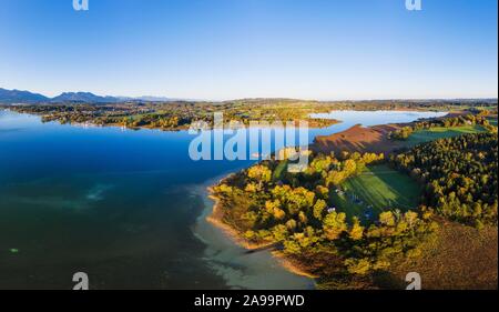 Prien am Chiemsee e Schafwaschener Bucht, nella penisola anteriore Sassau, Chiemsee, Chiemgau, vista aerea, Alta Baviera, Baviera, Germania Foto Stock