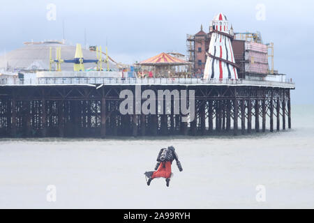 Richard Browning tenta di rompere il suo Guinness World Record per la massima velocità in un corpo-getto controllato il motore powered suit vicino al molo di Brighton. Foto Stock