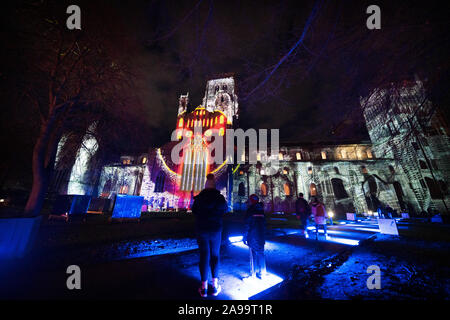 La Cattedrale di Durham è illuminata durante un'anteprima di pietre, parte di Lumiere Durham, Regno Unito il più grande festival di luce. Foto Stock