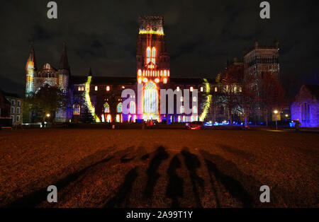 La Cattedrale di Durham è illuminata durante un'anteprima di pietre, parte di Lumiere Durham, Regno Unito il più grande festival di luce. Foto Stock