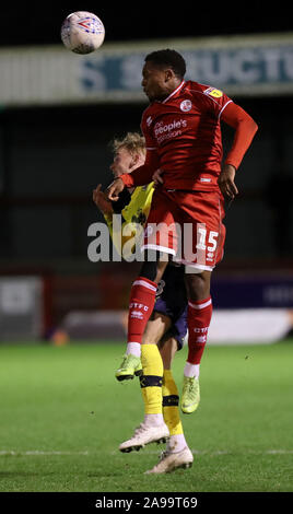Crawley Town Ashley Nathaniel-George vince la testata durante il Trofeo Leasing.com match tra Crawley Town e Oxford Regno presso i popoli Pension Stadium in Crawley. 12 Novembre 2019 Foto Stock
