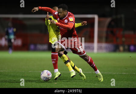 Crawley Town Ashley Nathaniel-George vies per la sfera contro Oxford è Rob Hall durante il Trofeo Leasing.com match tra Crawley Town e Oxford Regno presso i popoli Pension Stadium in Crawley. 12 Novembre 2019 Foto Stock