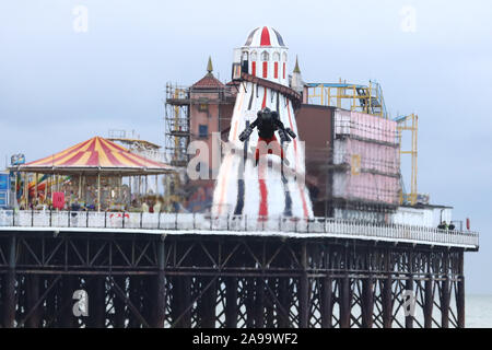 Richard Browning tenta di rompere il suo Guinness World Record per la massima velocità in un corpo-getto controllato il motore powered suit vicino al molo di Brighton. Foto Stock