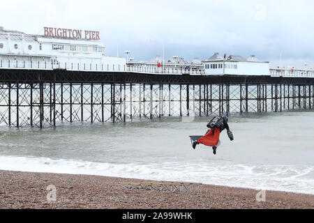 Richard Browning tenta di rompere il suo Guinness World Record per la massima velocità in un corpo-getto controllato il motore powered suit vicino al molo di Brighton. Foto Stock