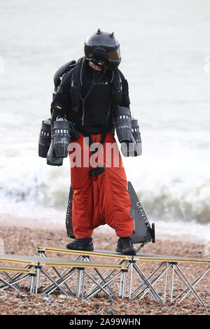 Richard Browning tenta di rompere il suo Guinness World Record per la massima velocità in un corpo-getto controllato il motore powered suit vicino al molo di Brighton. Foto Stock