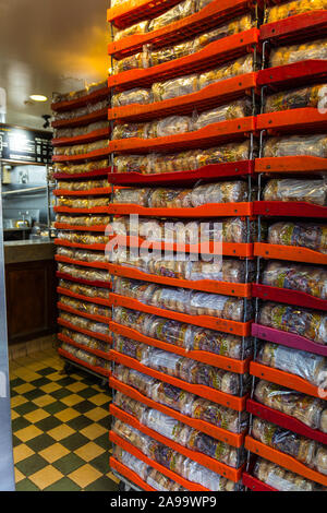 2019. All'interno di Fairmount bagel, Montreal panificio, Mile End quartiere di Plateau-Mont-royal borough (Quebec, Canada). Miglior bagel in città. Foto Stock