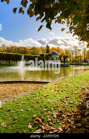 Swan stagno con fontana e rotunda sull isola nel parco di Kadriorg, Tallinn, Estonia. In autunno, giornata soleggiata, golden caduta foglie Foto Stock