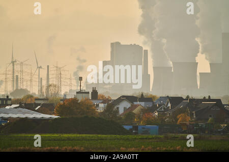 Stazioni di alimentazione, Colonia, 8 novembre 2019. I comignoli fumanti della lignite di centrali elettriche di potenza di RWE AG Kraftwerk Frimmersdorf, Neurath e Niede Foto Stock