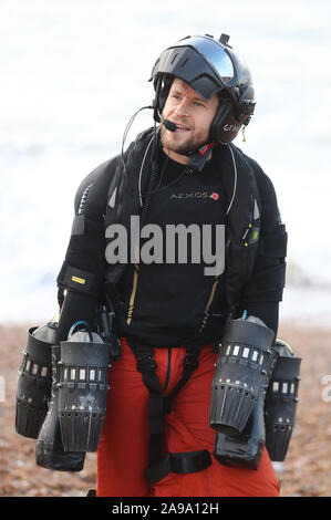 Richard Browning tenta di rompere il suo Guinness World Record per la massima velocità in un corpo-getto controllato il motore powered suit vicino al molo di Brighton. Foto Stock