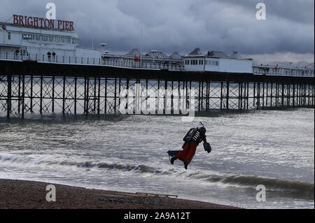 Richard Browning tenta di rompere il suo Guinness World Record per la massima velocità in un corpo-getto controllato il motore powered suit vicino al molo di Brighton. Foto Stock