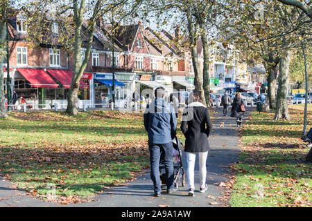 Una coppia che cammina in una luminosa e soleggiata giornata invernale su Barnes Common, Londra, SW13, Regno Unito Foto Stock