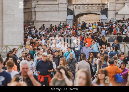 Roma, Italia - 29.10.2019: una folla di persone che camminano in Piazza San Pietro in Vaticano. Persone. Foto Stock