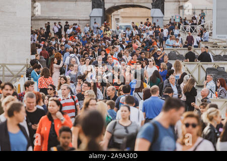Roma, Italia - 29.10.2019: una folla di persone che camminano in Piazza San Pietro in Vaticano. Persone. Foto Stock