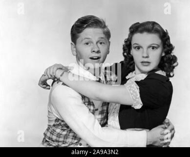 MICKEY ROONEY e Judy Garland in amore trova ANDY HARDY (1938), diretto da George B. SEITZ. Credito: M.G.M. / Album Foto Stock