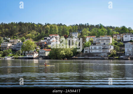 Stockholm waterfront, vista di waterside edifici su Ekensbergs, una zona residenziale accanto al lago Malaren nella zona est di Stoccolma, Svezia. Foto Stock