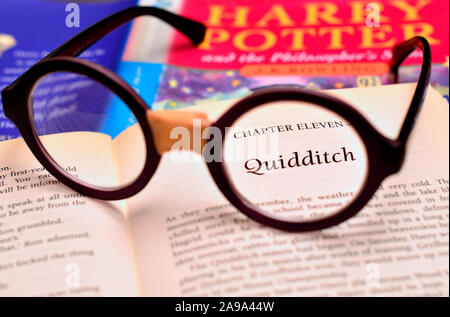 Libro della saga di Harry Potter con Harry Potter bicchieri Foto Stock