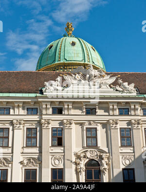 Cupola e architettura del Palazzo di Hofburg si affaccia sul Courtryard interna (viscerale Burgplatz) Foto Stock