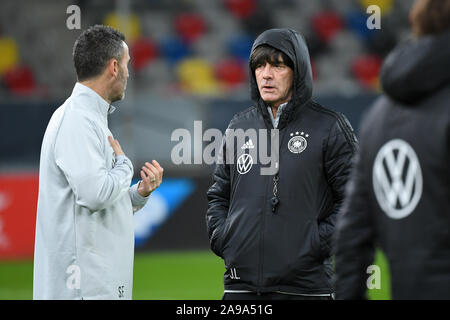 Duesseldorf, Deutschland. Xiv Nov, 2019. Allenatore tedesco Joachim Jogi Loew (Germania) a destra con fitness coach Shad Forsythe (DFB, l.). GES/Fussball/EM qualifica: la formazione del team nazionale tedesco in Duesseldorf, 14.11.2019 Calcetto: Qualificazioni europee: sessione di formazione del team nazionale tedesco, Duesseldorf, Novembre 14, 2019 | Utilizzo di credito in tutto il mondo: dpa/Alamy Live News Foto Stock