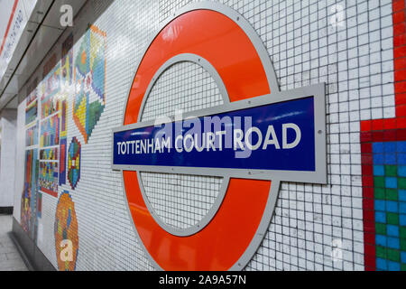 Mosaici colorati da Eduardo Paolozzi presso la stazione di Tottenham Court Road stazione della metropolitana di Londra, Regno Unito Foto Stock