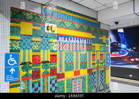 Mosaici colorati da Eduardo Paolozzi presso la stazione di Tottenham Court Road stazione della metropolitana di Londra, Regno Unito Foto Stock