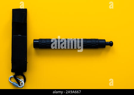 Nero espandibile telescopico baton / sfollagente isolato Foto stock - Alamy