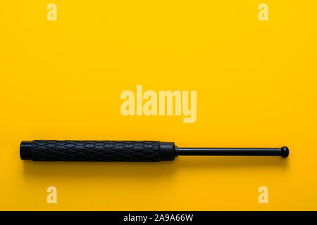 Nero espandibile telescopico baton / sfollagente isolato Foto stock - Alamy