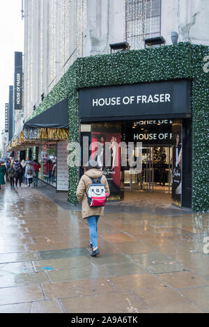 Gli acquirenti prenatalizio al di fuori della House of Fraser ingresso principale su Oxford Street, London, Regno Unito Foto Stock